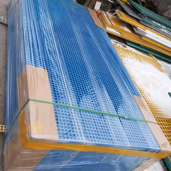 FRP (ガラス繊維強化プラスチック) 格子を備えたガラス繊維クラッド。